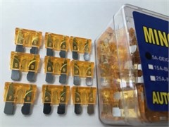 Набор предохранителей MING WEL-флажковые в пластиковом боксе-5 А-(ЕВРО)(100 шт в упак) 276